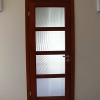 Rudos durys su stiklu