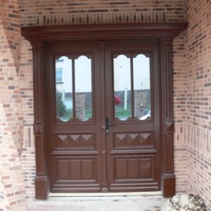 Dviejų dalių rudos durys