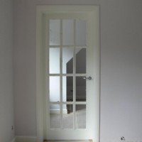 Baltos durys su stiklu