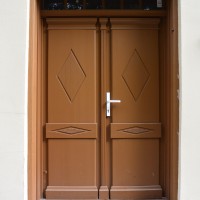 Rudos dviejų dalių medinės durys