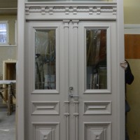 Dviejų dalių baltos durys su unikalia apdaila