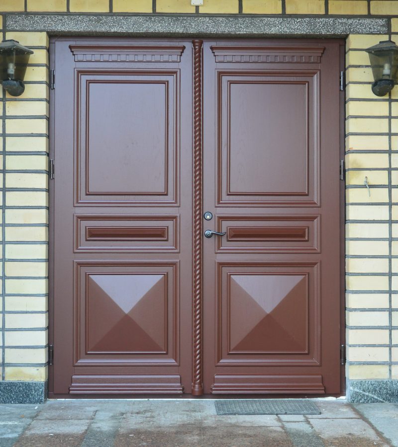 Dviejų dalių tamsiai rudos durys