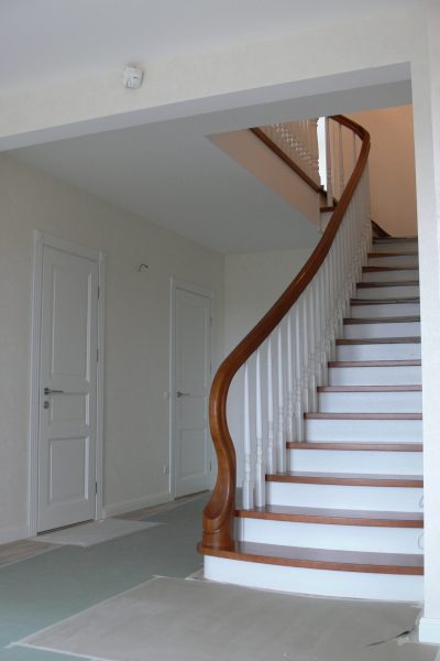 Balti laiptai su rudu paviršium
