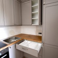 Pilkas modernus virtuvės baldų komplektas