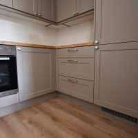 Pilkas modernus virtuvės baldų komplektas
