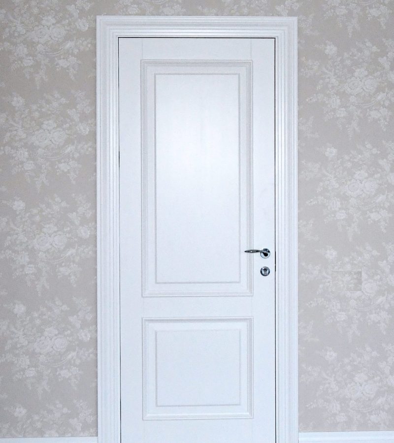 Baltos vidaus durys