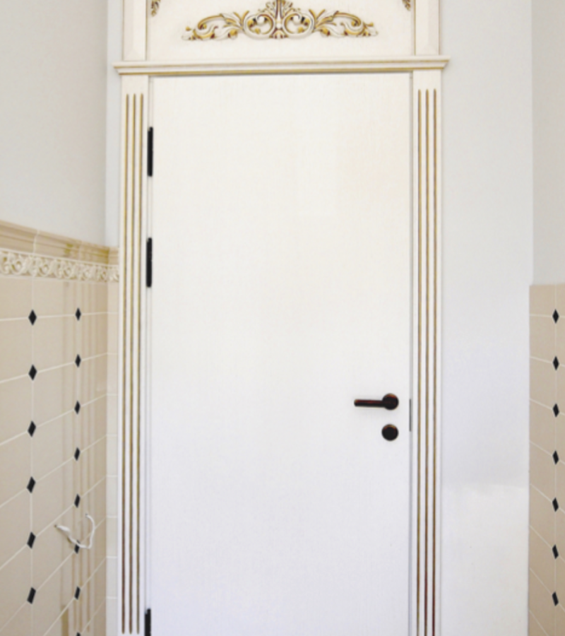 Klasikinės baltos vidaus durys su puošniais apvadais
