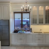 Klasikiniai virtuvės baldai su rafinuotu papuošimu