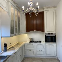 Klasikiniai virtuvės baldai su rafinuotu papuošimu