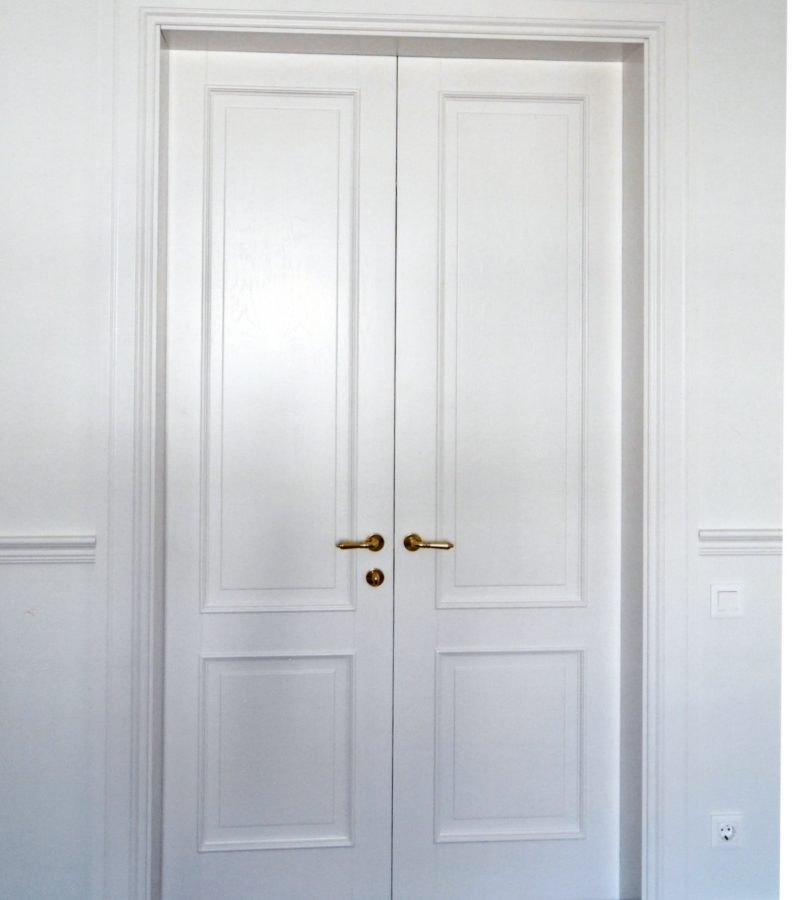 Baltos puošnios durys