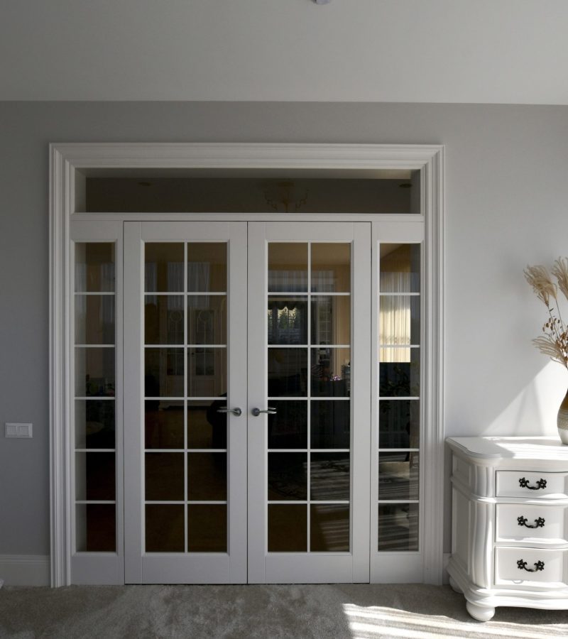 Baltos dviejų dalių durys su stiklu